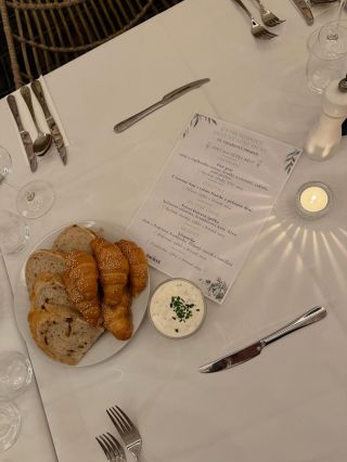 Dnes u nás probíhá soukromá akce, 🍽️ degustace se servírovaným menu, které připravuje Slunečnice Food 🌿...