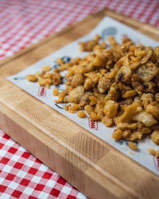 Škvarky. Nenapadá nás nic lepšího ke sledování hokeje. 🏒❤️ • #voma #skoctenaspek #skvarky #reznictvi #uzeniny #tradice...