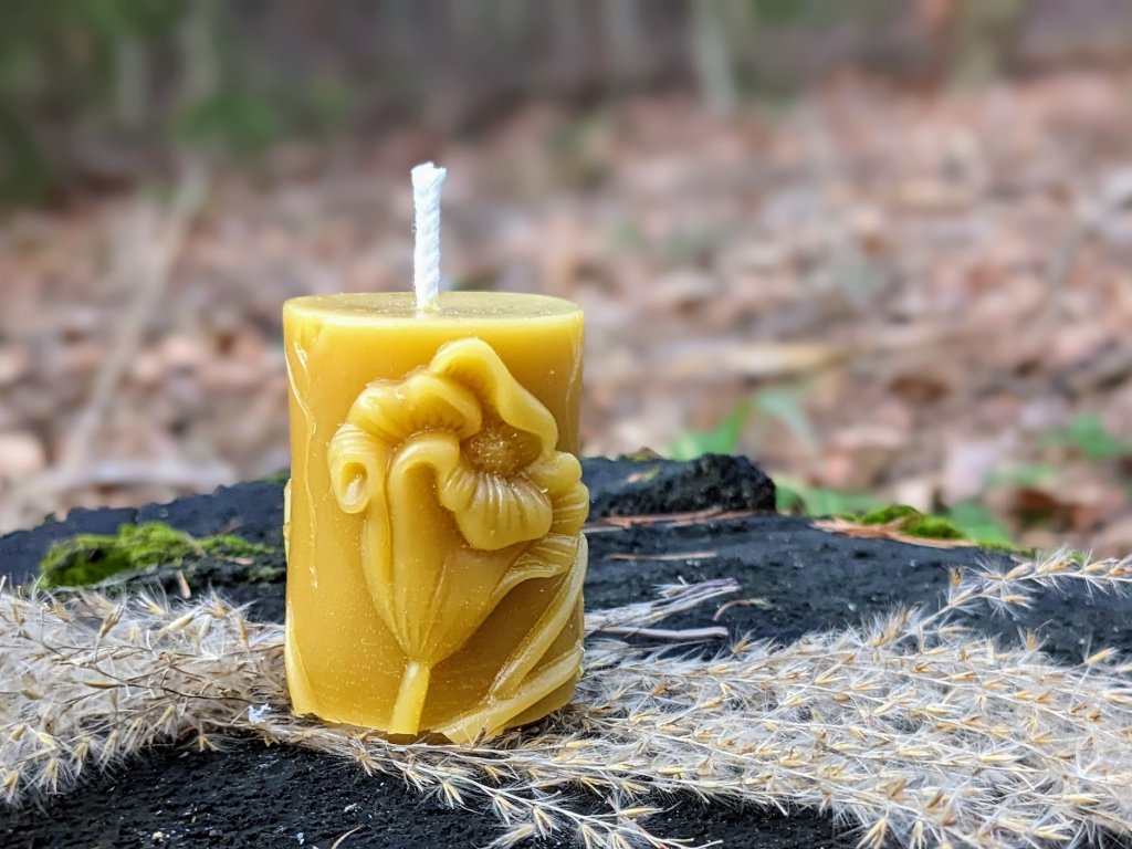 svíčka včelí vosk válec s květinou