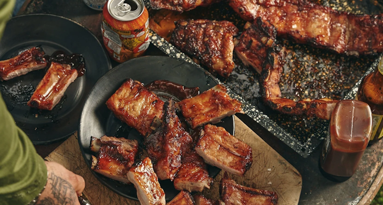 Aké drevené uhlie The Bastard vybrať? Steak, kura, rebrá alebo pizza potrebujú niečo iné