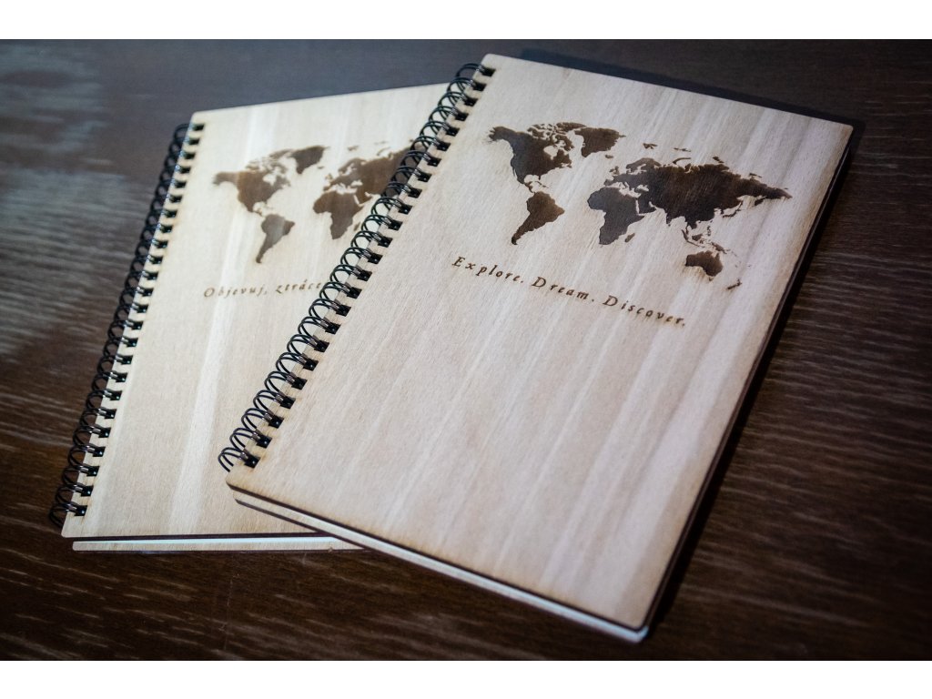 Dřevěný zápisník s gravírovanou mapou světa