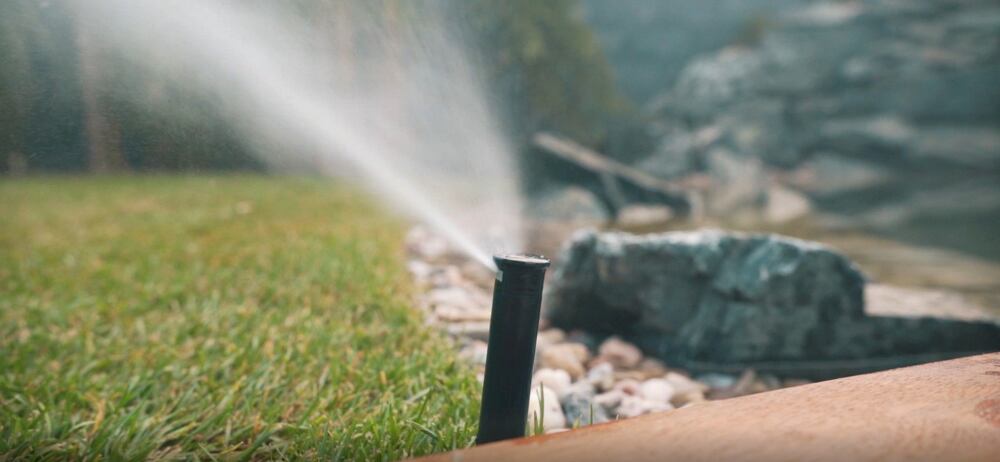 Výsuvné a statické postřikovače pro trávníkové plochy: jak vybrat ten správný systém pro vaši zahradu