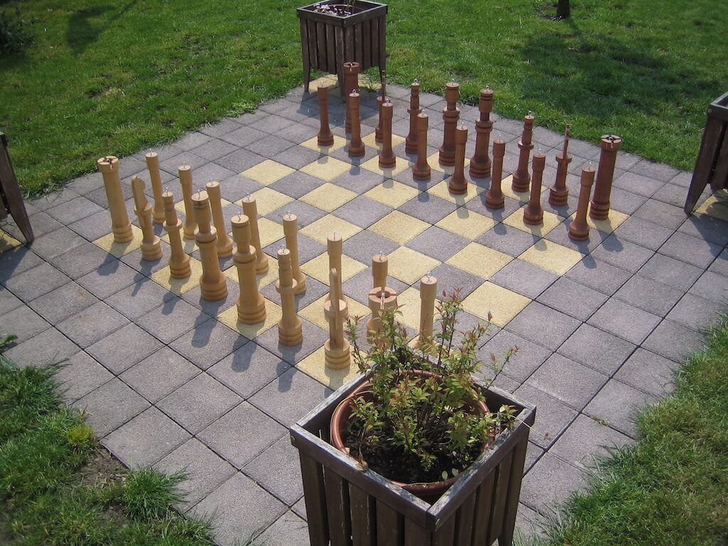 Zahradní šachy velké Hra +: dlažba (64ks)