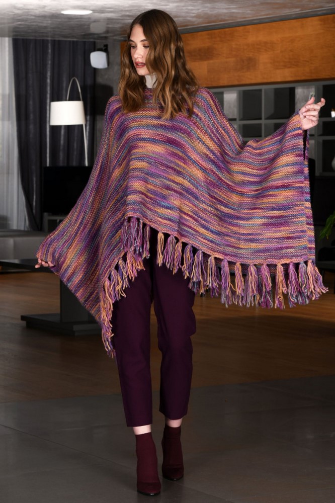 Pletené pončo so strapcami