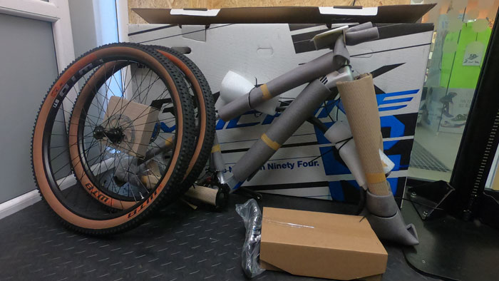 Vybalený bicykel z krabice