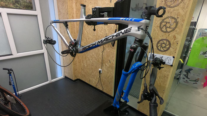Odbalený bicykel pred poskladaním