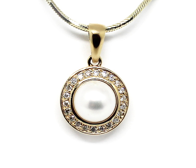Zlatý přívěs s perlou a diamanty