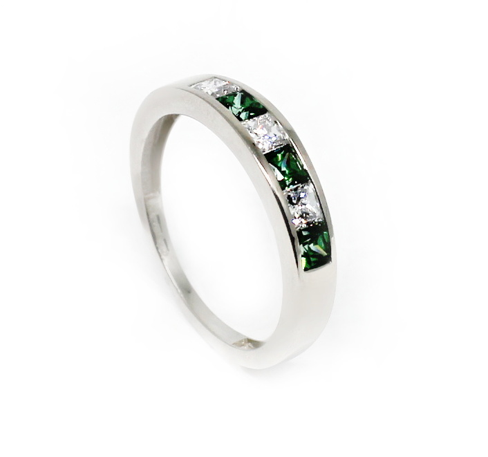 Zlatý prsten z bílého zlata a zelenými zirkony Velikost a váha prstenu: 55(váha 2,55g)