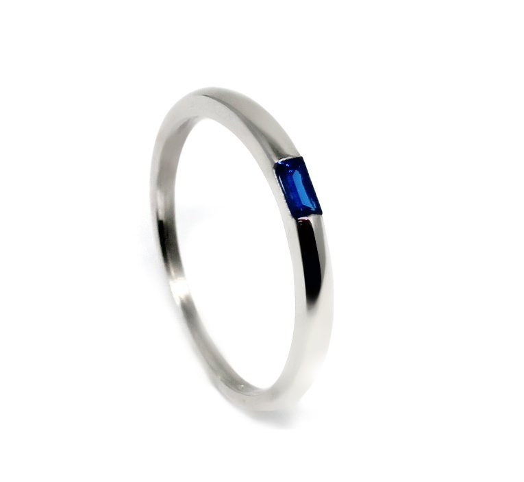 Zlatý prsten z bílého zlata s modrým kamenem Lisa Velikost a váha prstenu: 51(váha 1,55g)