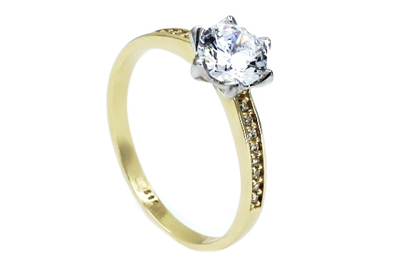 Zlatý prsten se zirkonem v bílé koruně Velikost a váha prstenu: 56(váha 2,43g)