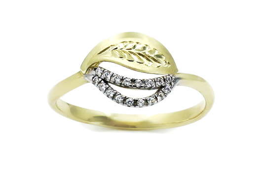 Zlatý prsten s rytinou a zirkony