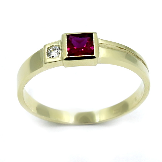 Zlatý prsten se syntetickým rubínem a zirkonem Velikost a váha prstenu: 57(váha 2,28g)