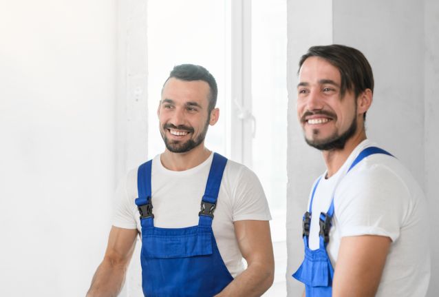 Pracovní trička a kraťasy: Komfort při práci ve zvýšených teplotách