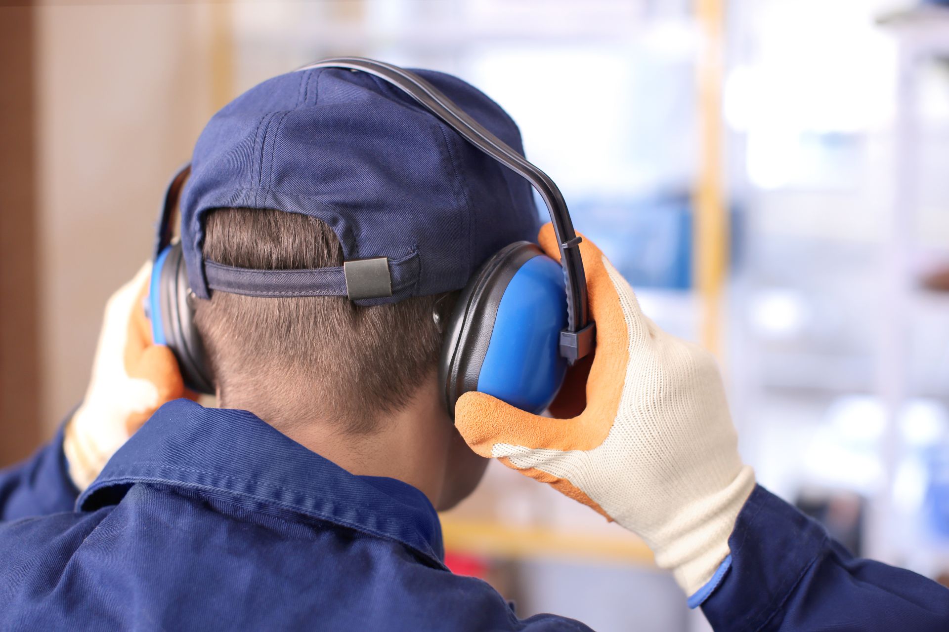 Pracovní čepice s kšiltem vs. bezpečnostní čepice s kšiltem: Kde je rozdíl?