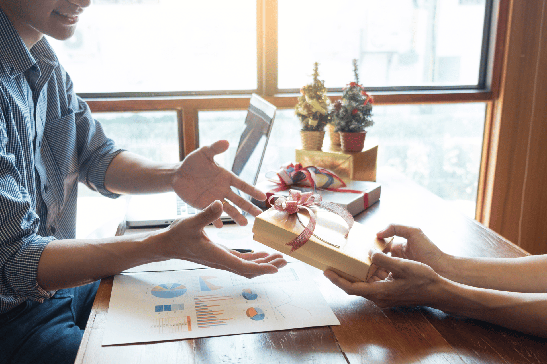 Vánoční firemní dárky: 8 tipů na skvělé vánoční balíčky pro zaměstnance a klienty