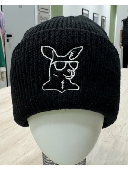 Čepice černá - výšivka klokan bílá