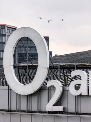 Blíží se... 🚁🪖 Sedmnáctý ročník SPARTA VZDÁVÁ HOLD 🎖️ Už v pondělí a ve čtvrtek v @o2arenapraha. 💛 Vstupenky na webu...