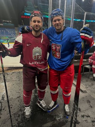 Sparťanský pozdrav z olympiády 💌 @martinsdzierkals 🤝 @filipchlapik 🔵🟡🔴