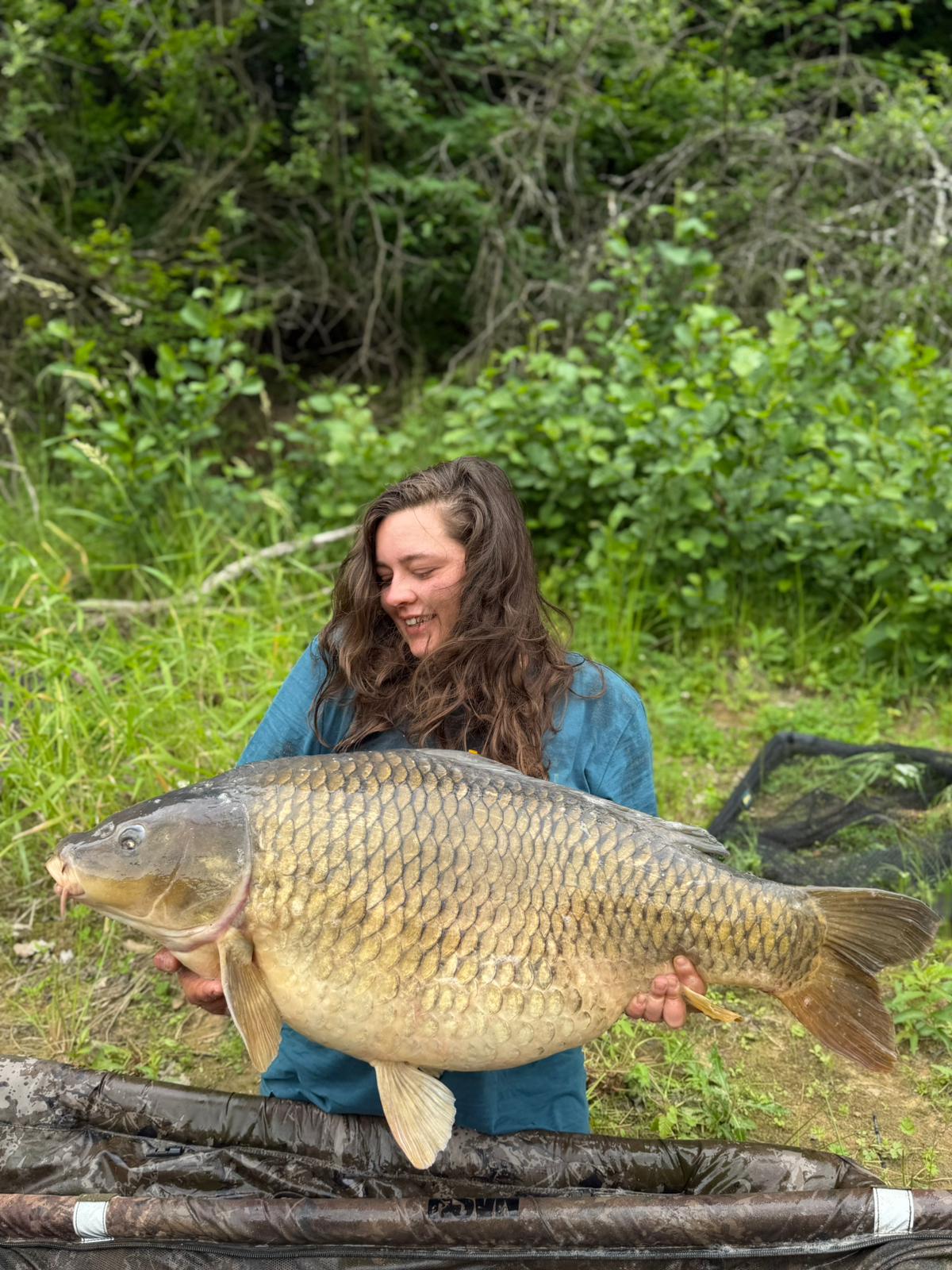Jessica with another beautiful carp – Fencl Team