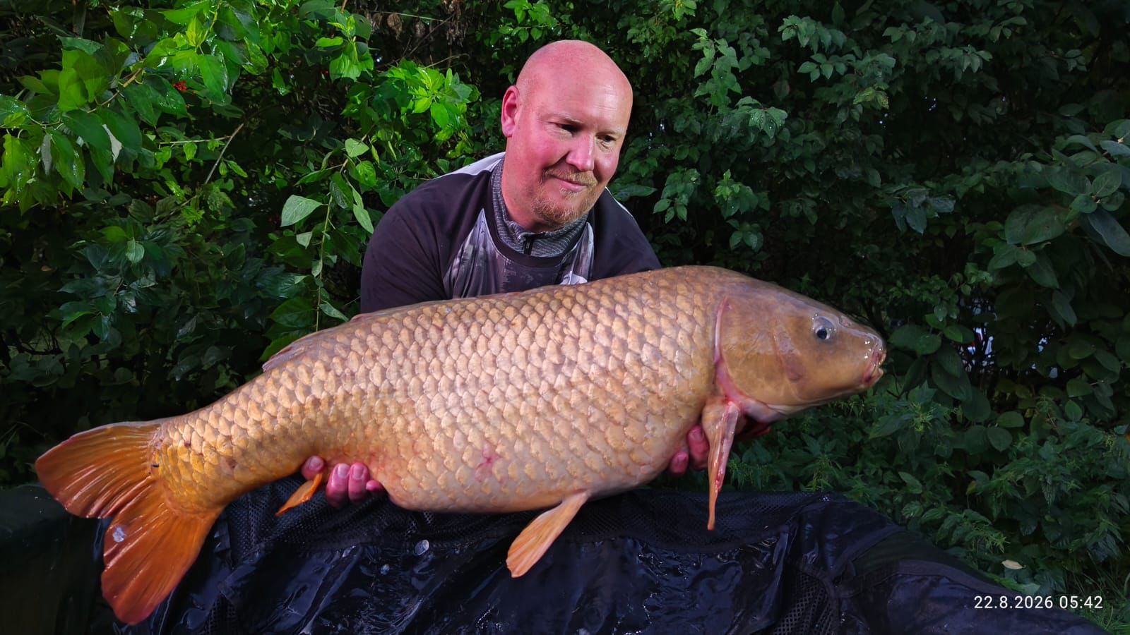 Standa with his carp – Fencl Team