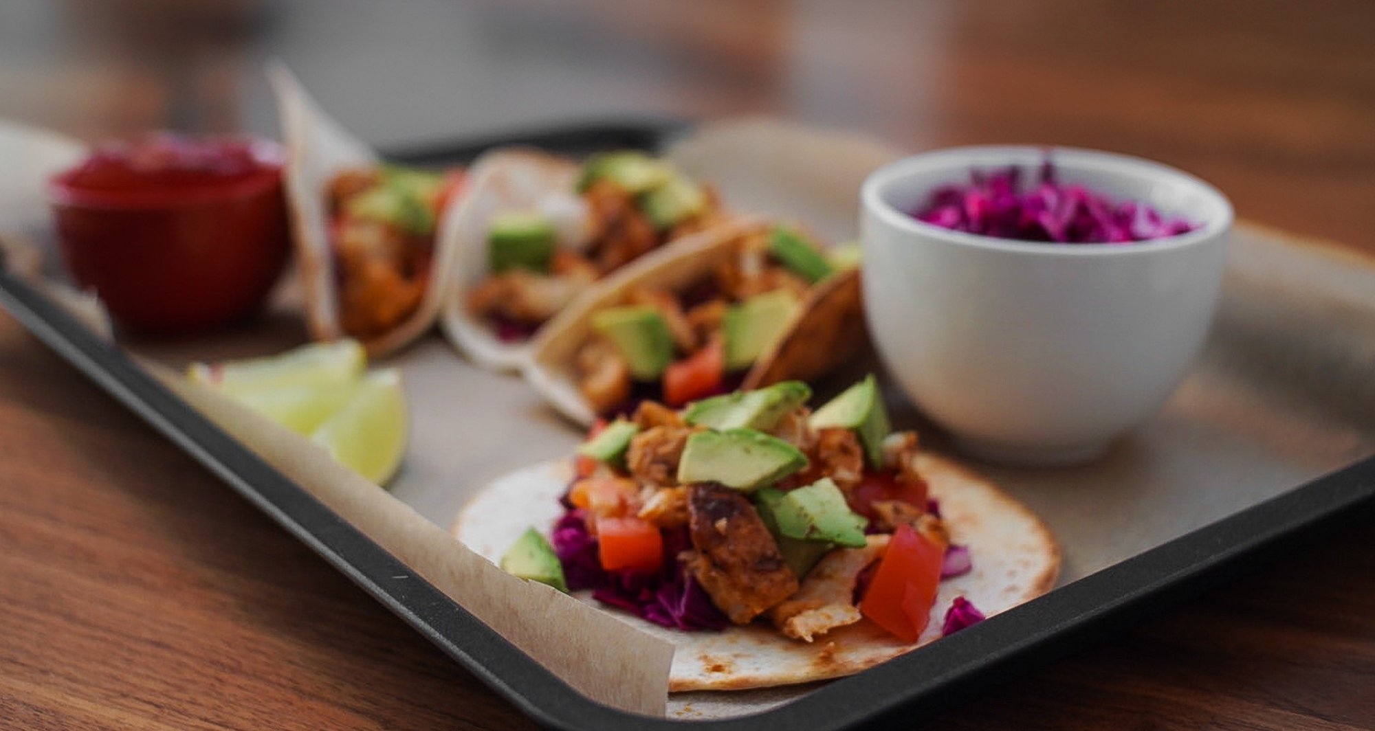 Rybí tacos s limetkou a avokádem