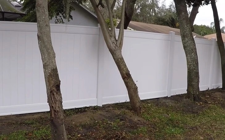 Jak postavit plastový plot?