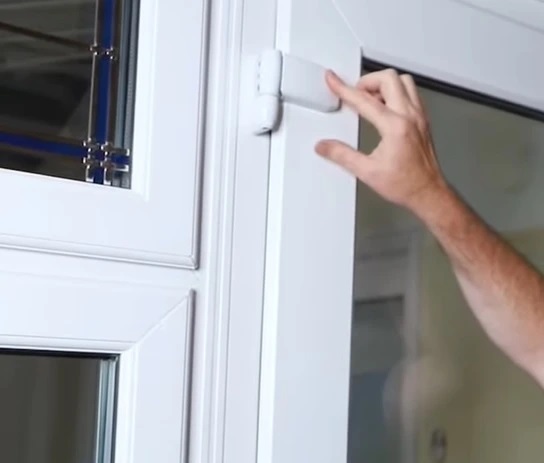 Jak se dají seřídit plastové dveře?