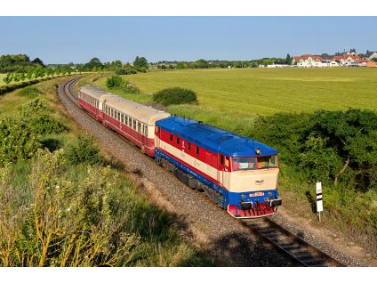 vlak modrá střecha