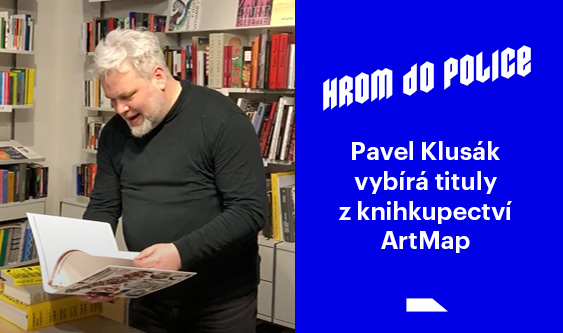 Pavel Klusák vybírá knížky v knihkupectví ArtMap