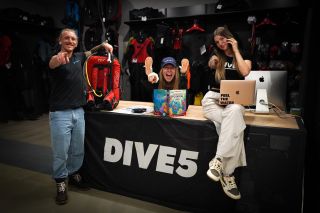 Chceš být součástí DIVE5? Právě Tebe hledáme! Jsme malý & mladý team potápěčské prodejny a školy potápění, nabízíme tu...