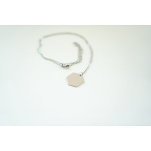 Dámský náhrdelník s textem Hexagon - stříbrný (ZVOLTE VZHLED PÍSMA: Freestyle, ZVOLTE MOTIV GRAVÍROVÁNÍ: JMÉNA SE SRDCEM)
