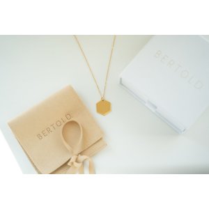 Dámský náhrdelník s textem Hexagon - zlatý (ZVOLTE VZHLED PÍSMA: Freestyle, ZVOLTE MOTIV GRAVÍROVÁNÍ: JMÉNA SE SRDCEM)