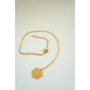 Dámský náhrdelník s textem Hexagon - zlatý (ZVOLTE VZHLED PÍSMA: Freestyle, ZVOLTE MOTIV GRAVÍROVÁNÍ: JMÉNA SE SRDCEM)