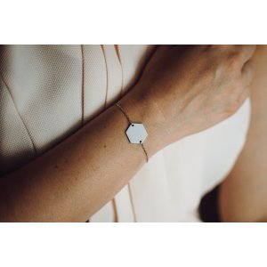 Dámský náramek s textem Hexagon - stříbrný (ZVOLTE VZHLED PÍSMA: Freestyle, ZVOLTE MOTIV GRAVÍROVÁNÍ: JMÉNA SE SRDCEM)