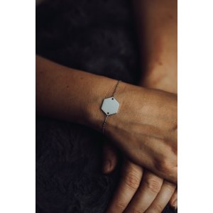 Dámský náramek s textem Hexagon - stříbrný (ZVOLTE VZHLED PÍSMA: Freestyle, ZVOLTE MOTIV GRAVÍROVÁNÍ: JMÉNA SE SRDCEM)