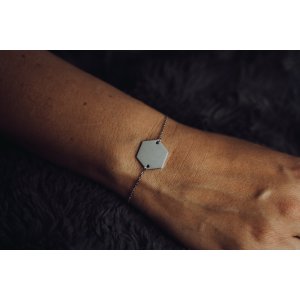 Dámský náramek s textem Hexagon - stříbrný (ZVOLTE VZHLED PÍSMA: Freestyle, ZVOLTE MOTIV GRAVÍROVÁNÍ: JMÉNA SE SRDCEM)