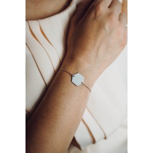 Dámský náramek s textem Hexagon - stříbrný (ZVOLTE VZHLED PÍSMA: Freestyle, ZVOLTE MOTIV GRAVÍROVÁNÍ: JMÉNA SE SRDCEM)