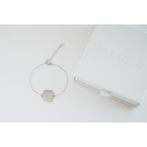 Dámský náramek s textem Hexagon - stříbrný (ZVOLTE VZHLED PÍSMA: Freestyle, ZVOLTE MOTIV GRAVÍROVÁNÍ: JMÉNA SE SRDCEM)