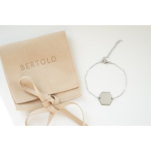 Dámský náramek s textem Hexagon - stříbrný (ZVOLTE VZHLED PÍSMA: Freestyle, ZVOLTE MOTIV GRAVÍROVÁNÍ: JMÉNA SE SRDCEM)