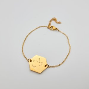 Dámský náramek s textem Hexagon - zlatý (ZVOLTE VZHLED PÍSMA: Freestyle, ZVOLTE MOTIV GRAVÍROVÁNÍ: JMÉNA SE SRDCEM)