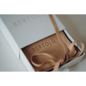 Dámský náramek s textem Hexagon - zlatý (ZVOLTE VZHLED PÍSMA: Freestyle, ZVOLTE MOTIV GRAVÍROVÁNÍ: JMÉNA SE SRDCEM)