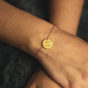 round zlaty inicialy s datumem