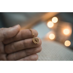 Dárek pro maminku, náhrdelník s dětskými nožičkami