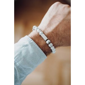 Pánský náramek s textem, vyrobený z minerálních kamenů Howlit