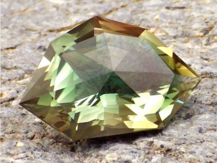 4.62ct green dichroic oregon sunstone 01