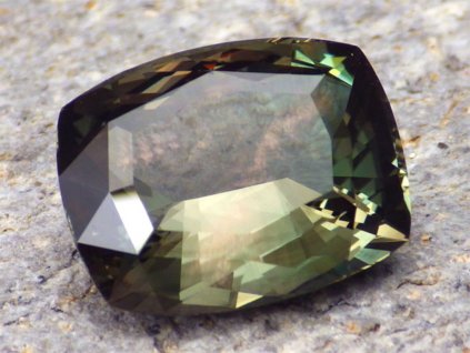 8.28ct grass green schiller oregon sunstone 01