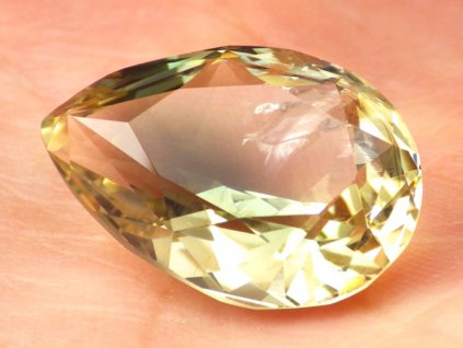 w0537 14.07ct green dichroic oregon sunstone 01