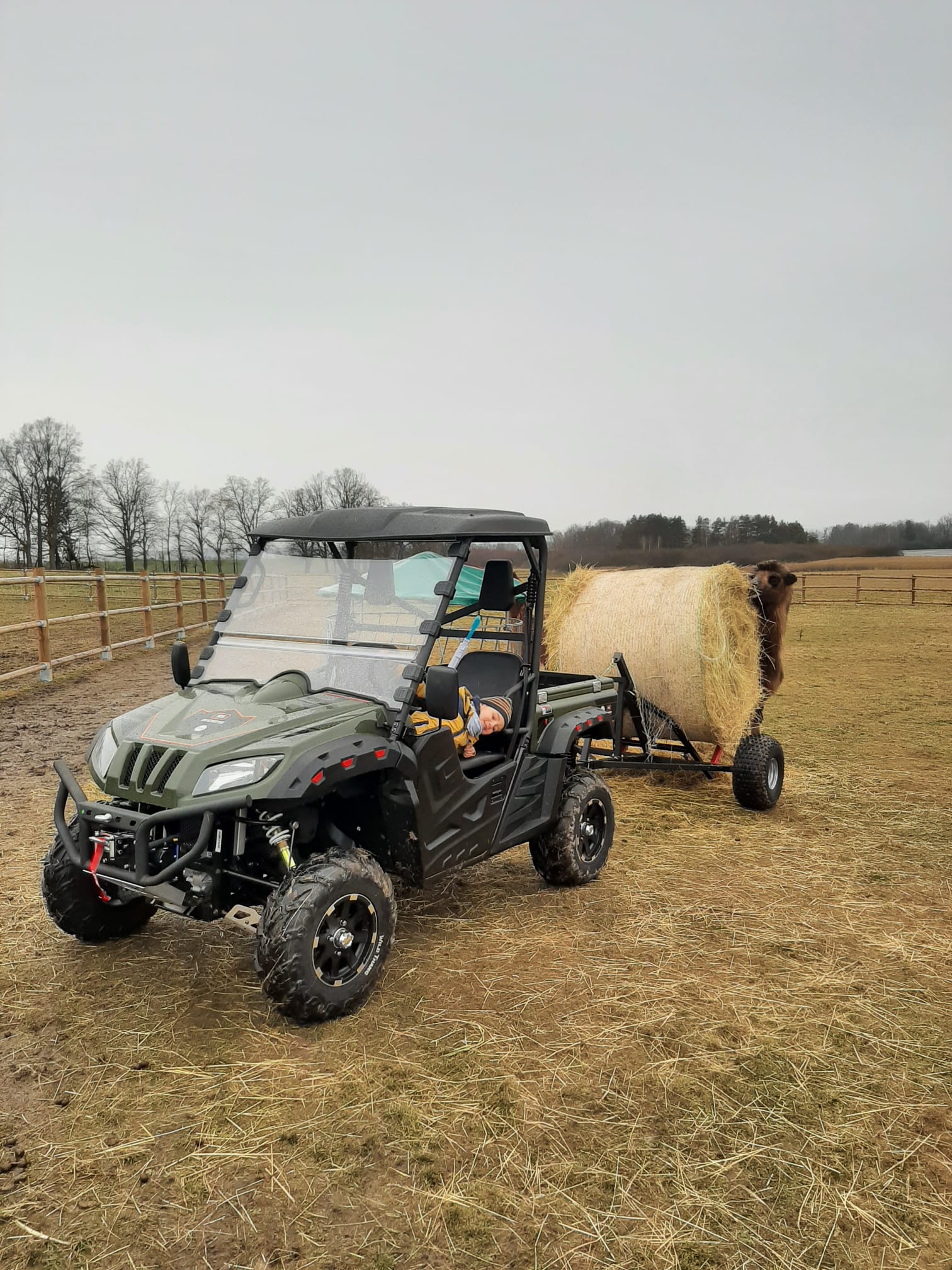 Pracovní UTV GOES UTX 700 EPS dodavané pro malou farmu.