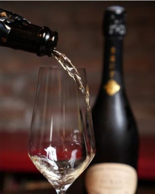 Valentýnský večer ve Vins de Bandol ✨ Chceme, aby byl Valentýn hlavně příjemný. Stoleček si u nás jednoduše a rychle...