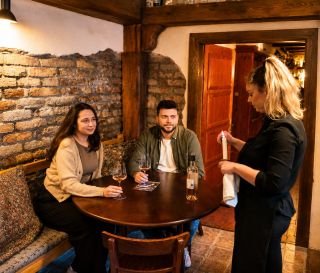 První sklenky jsou nalité 🍷 Luci za chvilku usedá k pianu 🎹 Kdo se přidá na středeční večer v Bandolu? ✨